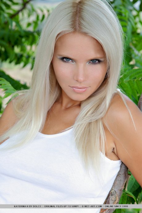 Stunning blonde bombshell Katerina H undresses and reveals her twat