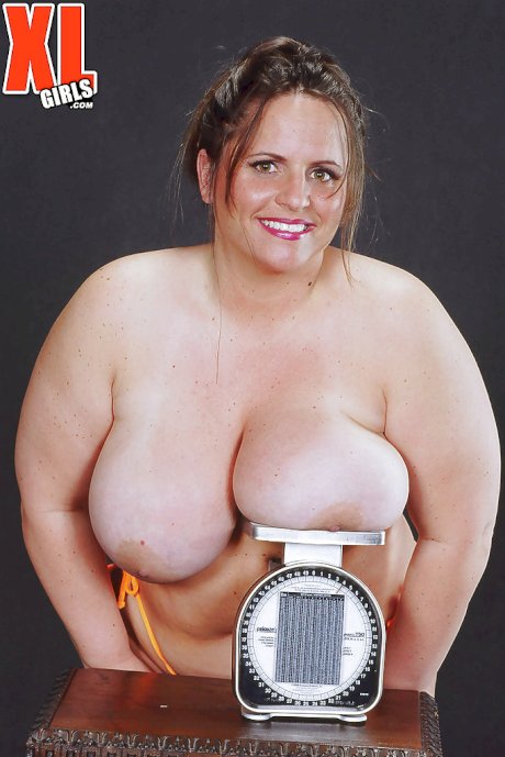 Fat chick Gina Marie La Montana releases big oiled tits from bikini