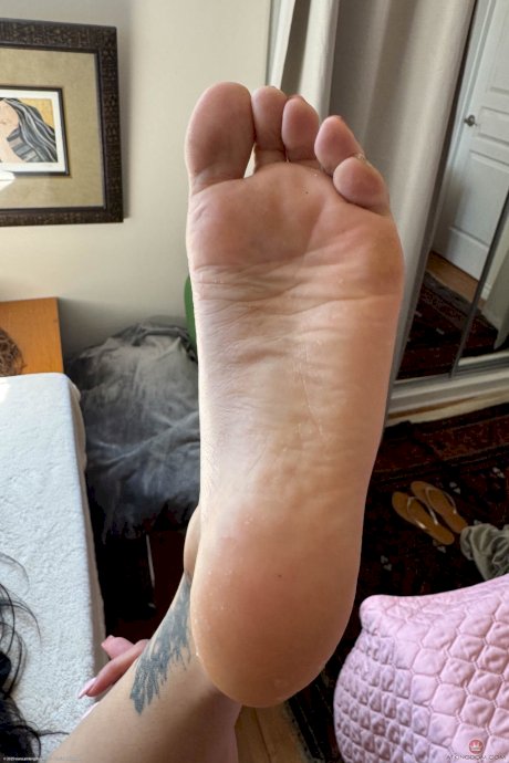 Brunette amateur Laynee James displays her bare feet prior to showing her pussy - Photo 10