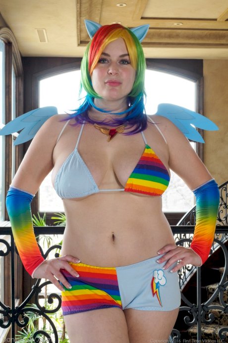 Amateur cosplay chick Danielle doffs shorts to insert pony tail butt plug