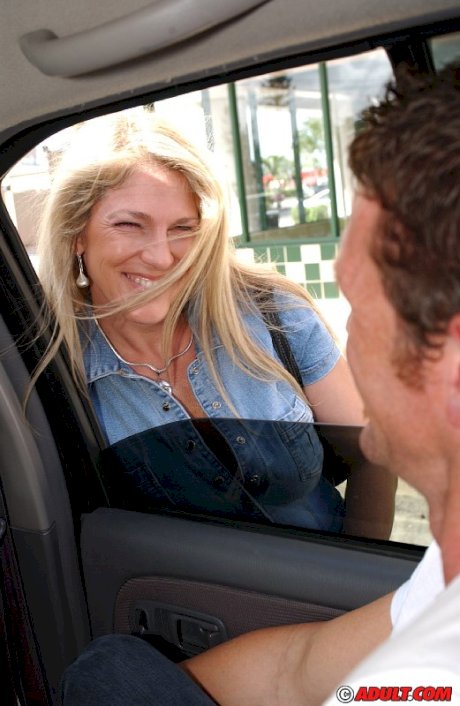 Liberated blonde MILF performs a blowjob with ball licking in the car