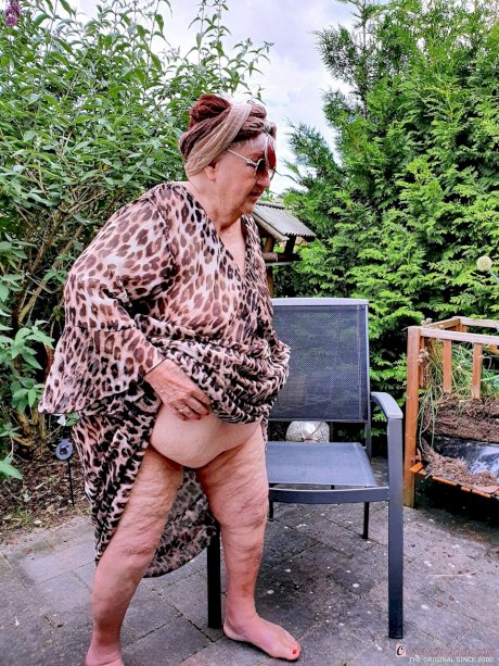 Oma Geil starring Apassionaria Sex Photos