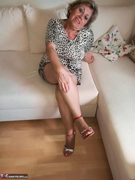 Horny nan Caro pets her snatch prior to fondling her natural breasts