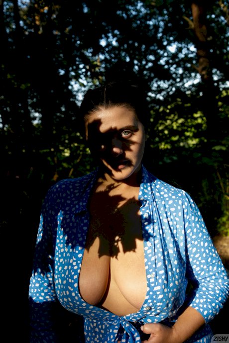 Stacked babe Vyeta Mustafina shows off her stunning big boobs outdoors