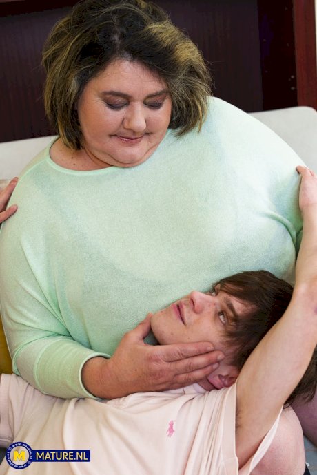 Chubby mom Edina lets her skinny stepson lick her hairy pussy & fuck her - Photo 3