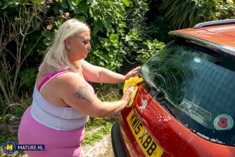 Middle-aged blonde woman displays her massive ass after washing her car - Photo 9