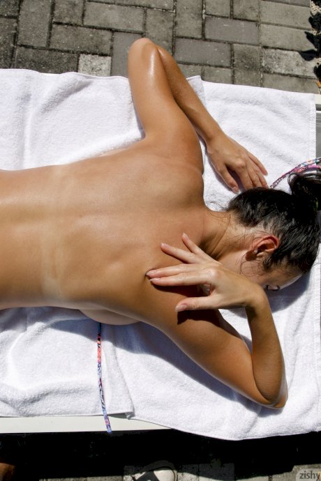 Petite American Dita Vetone flaunts her bubble ass & big tits in a tiny bikini