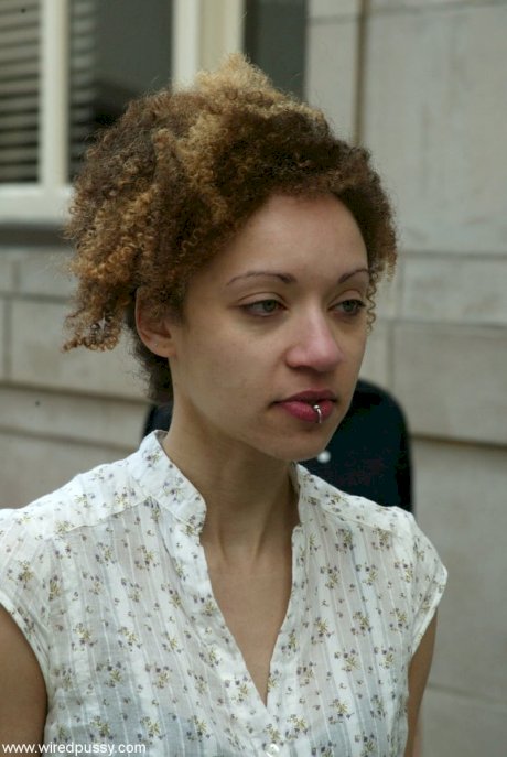 Jamie is masturbated with an electrical toy by a lesbian while out for a walk - Photo 10
