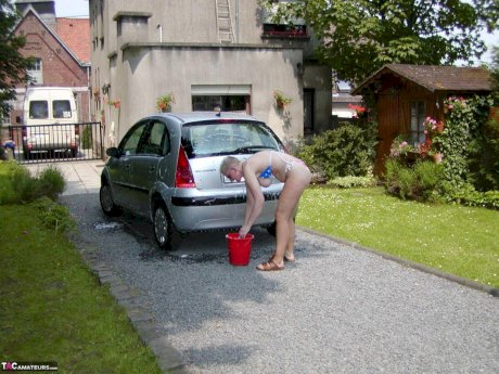 Older blonde Tiffany Pearl washes her car while wearing a bikini - Photo 5