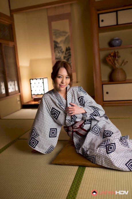 Japanese beauty Akari Asayiri teases in a kimono as well as a summer dress - Photo 2