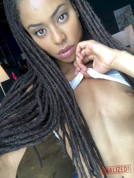 Dirty ebony Kira Noir exposes her amazing ass and slim figure in a solo