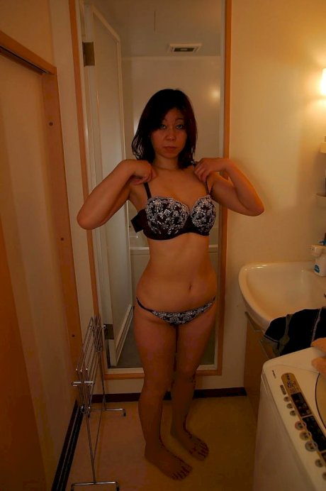 Asian MILF Haruko Ogura strips down and gets fucked tough after shower - Photo 3