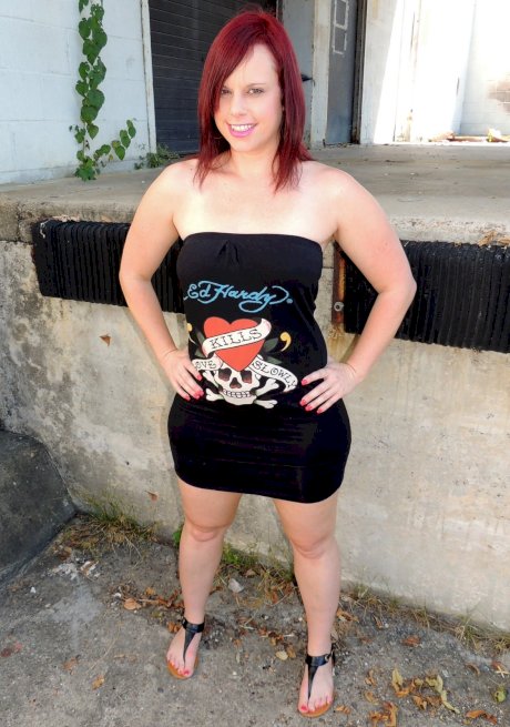Amateur chick with a big ass exposes herself along the side of a road - Photo 12