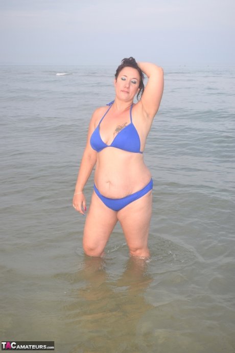 Amateur solo girl exposes herself while changing her attire at the beach
