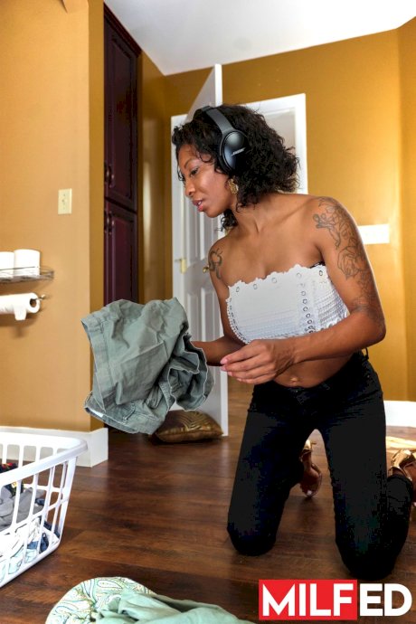Cheating mom September Reign gets busted while having sex with a white stud - Photo 10