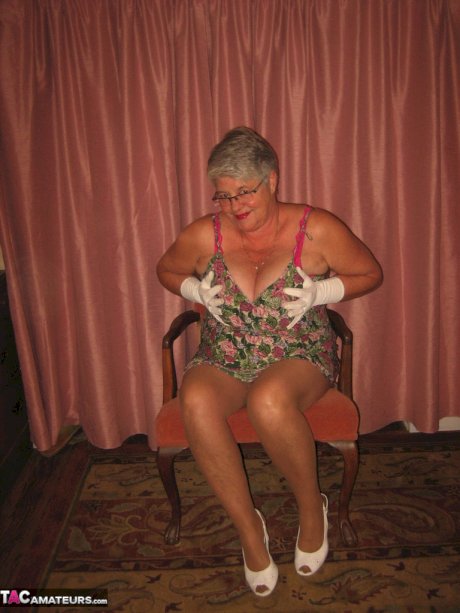 Old amateur Girdle Goddess strips completely naked in a confident manner