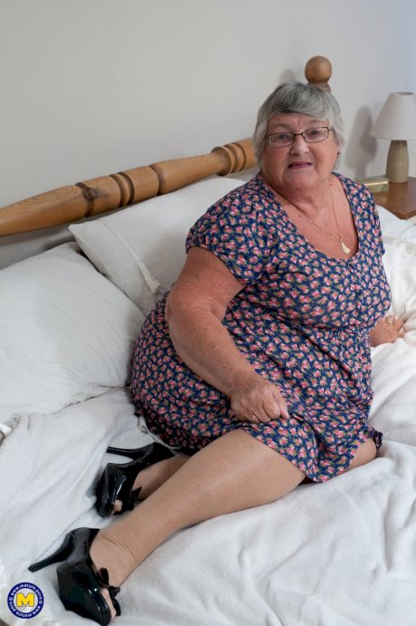 Fat granny with eyeglasses Libby strips naked and fucks a sex toy - Photo 1