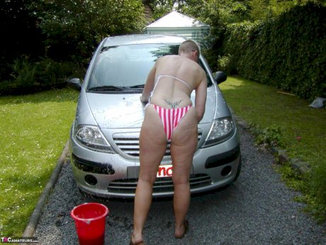 Older blonde Tiffany Pearl washes her car while wearing a bikini - Photo 10