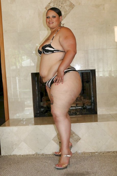 Brunette SSBBW star on high heels getting rid of her tiny bikini