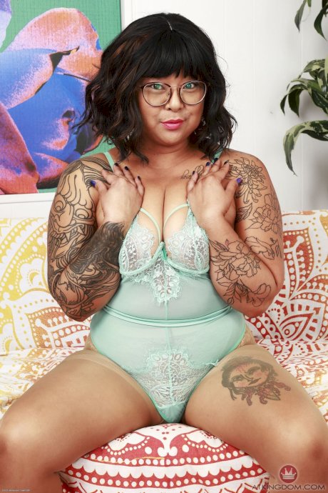 Tattooed BBW Lulu Sparkle removes a bodysuit before showing her beaver - Photo 1