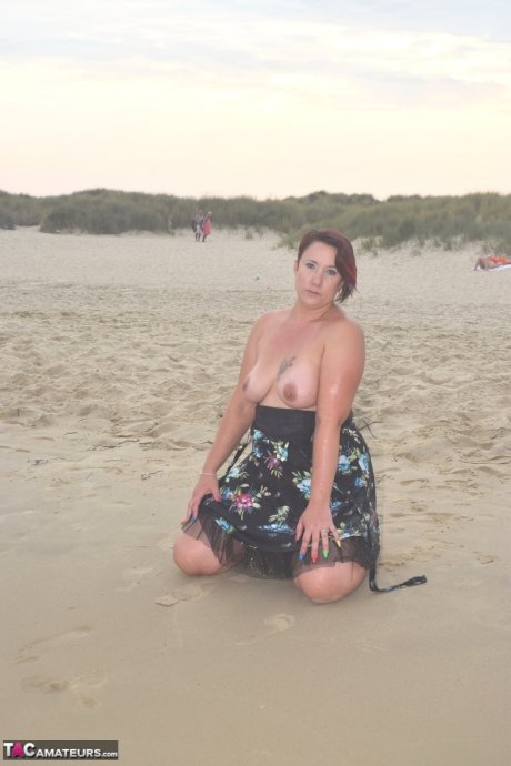 Amateur solo girl exposes herself while changing her attire at the beach