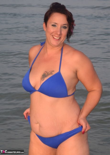 Older amateur Sara Banks poses naked in the ocean with a couple of girlfriends