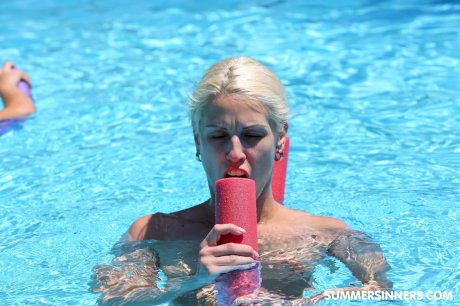 Redheaded Czech babe Chrissy Fox gives head during a naked swimming session - Photo 5