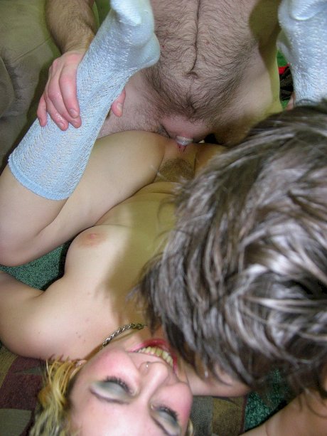 Short-haired sluts Charlie & Raven fuck hard in an amateur threesome - Photo 12
