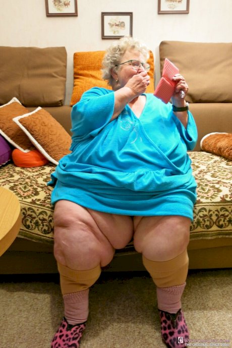 Oma Geil starring Elephantine Nude Pictures