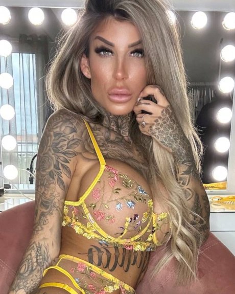 Inked amateur bombshell Jacky posing in her exotic yellow lingerie