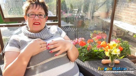 Short haired BBW in glasses Rita shows her huge breasts and masturbates