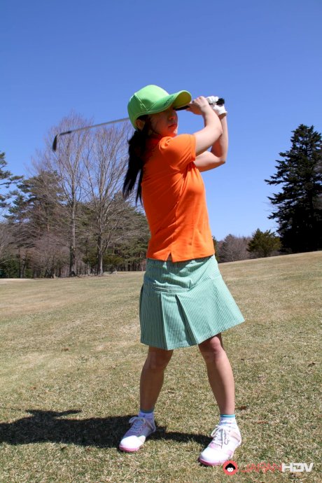 Japanese woman Nana Kunimi lifts up her skirt while on a golf course - Photo 1