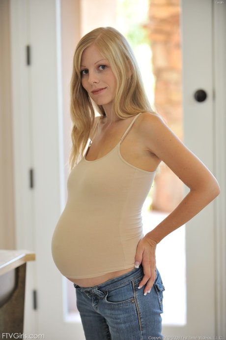 Pregnant blonde teen Leah reveals her saggy boobs and milks her big nipple