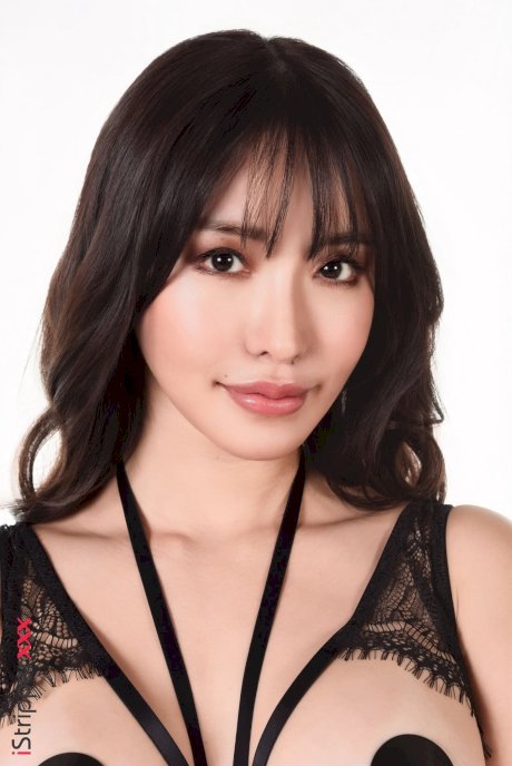 Asian beauty Reina Ohara removes her lingerie before masturbating with a toy - Photo 3
