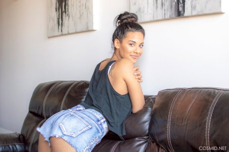 Latina amateur Jameika Turner removes denim shorts while getting bare naked - Photo 2