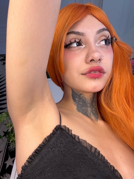 Skinny tattooed teen Vip Lunar Ivy displays her shaved pussy up close - Photo 3