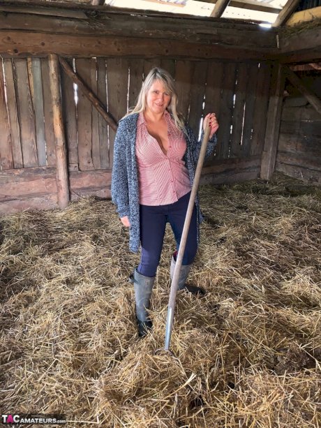 Overweight amateur Sweet Susi strips naked while forking hay in a mow