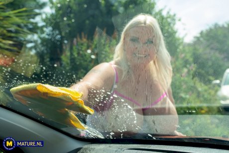 Middle-aged blonde woman displays her massive ass after washing her car - Photo 10