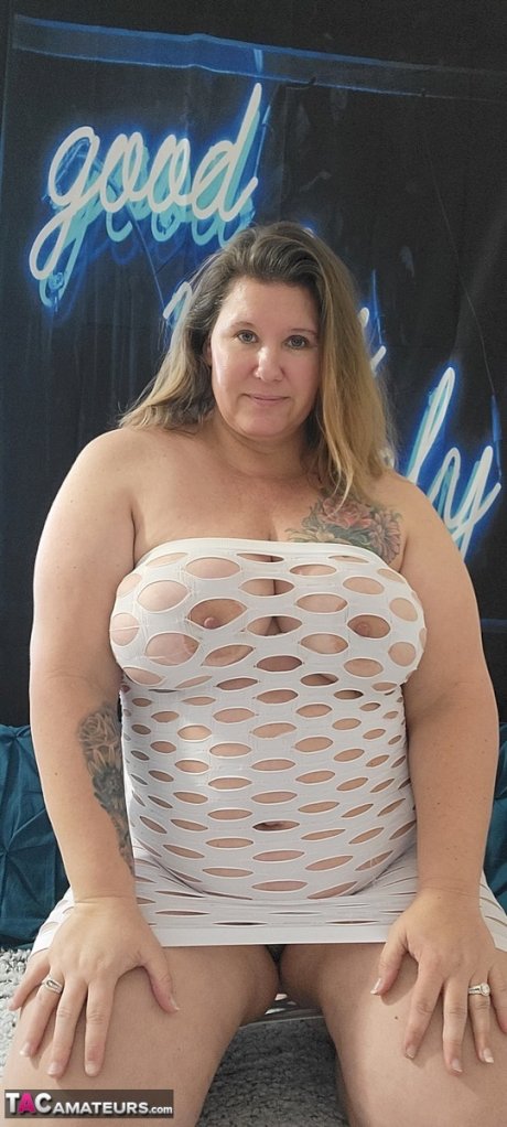 Fat amateur Busty Kris Ann finger spreads her natural pussy during solo action