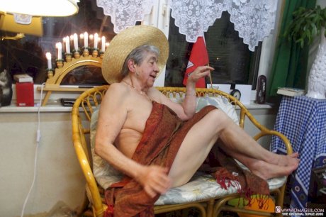 Solo lady Kolandrina tries her hand at being a nude model before she turns 100 - Photo 9