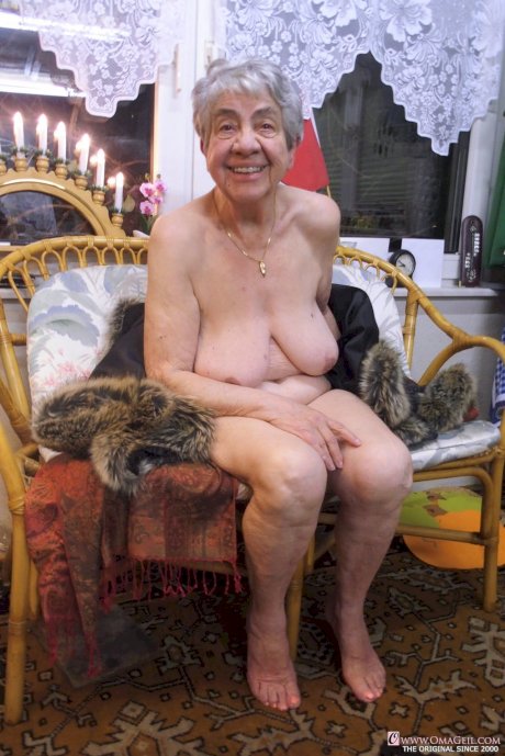 Solo lady Kolandrina tries her hand at being a nude model before she turns 100 - Photo 19