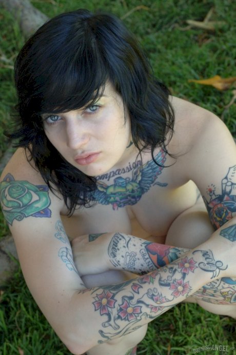 Tattooed punk chick takes her clothes off and poses in the backyard