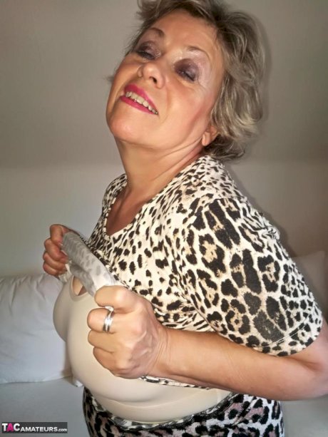 Horny nan Caro pets her snatch prior to fondling her natural breasts