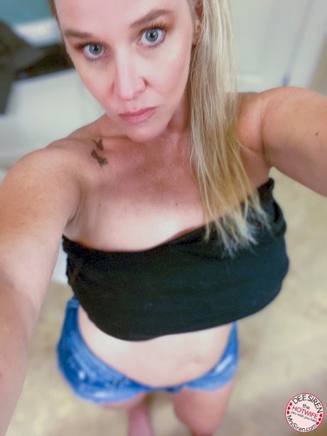 Blonde fatty Dee Siren strips to her turquoise panties & shows her juicy tits