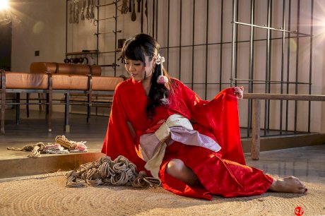 Japanese female Sakura Kurokawa is suspended from the ceiling by rope - Photo 3