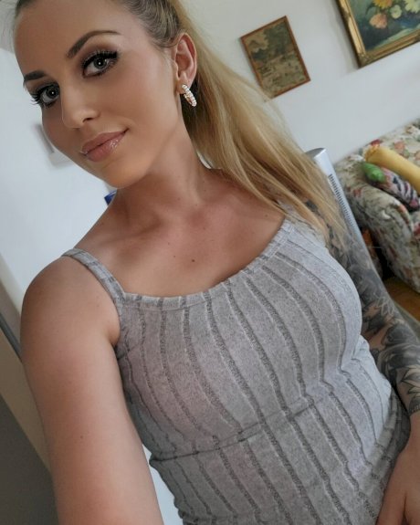Glamorous babe teases with her juicy tits while showing off her tattoos