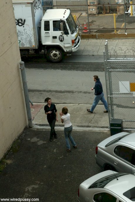 Jamie is masturbated with an electrical toy by a lesbian while out for a walk - Photo 20