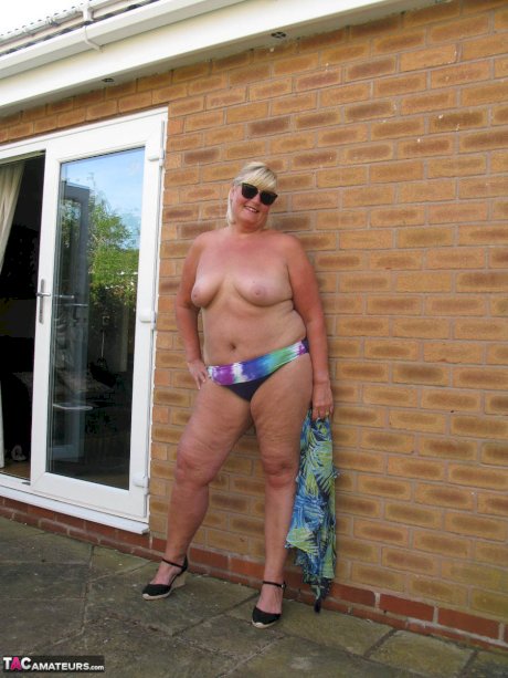 Fat mature woman Chrissy Uk sucks a dick after making her nude debut in a yard